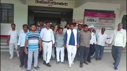 ज्ञानपुर: ज्ञानपुर कलेक्ट्रेट पर उचित दर विक्रेताओं ने किया प्रदर्शन, मुख्यमंत्री को सौंपा ज्ञापन
