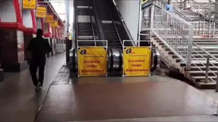 झांसी: झांसी रेलवे स्टेशन पर यात्रियों के लिए लगे एस्केलेटर खराब, यात्रियों को हो रही परेशानी