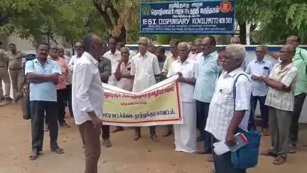கோவில்பட்டி: இஎஸ்ஐ மருத்துவமனை முன்பு தமிழ்நாடு அரசு அனைத்து துறை ஓய்வூதியர் சங்கம் சார்பில் ஆர்ப்பாட்டம்