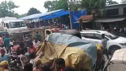 फलका: फलका के बरेटा चौक के पास मिर्च व्यवसायी व किसान द्वारा सड़क पर अतिक्रमण करने से लगा जाम