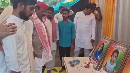 गाज़ीपुर: गाजीपुर के नसीरपुर पहुंचे सपा प्रदेश अध्यक्ष श्यामलाल पाल, सड़क हादसे में मारे गए परिवार से मिले और सौंपा ₹1 लाख का चेक