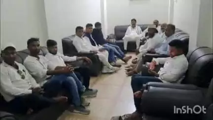 भभुआ: भभुआ आवास पर बसपा प्रदेश महासचिव विकास सिंह उर्फ लल्लू पटेल ने कार्यकर्ताओं के साथ की बैठक