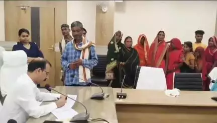 सिंगरौली: कलेक्ट्रेट में आयोजित जनसुनवाई में 130 लोगों ने दिए आवेदन, ज़िला कलेक्टर ने कई समस्याओं का कराया निराकरण