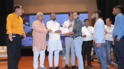 शाहजहांपुर: अटल बिहारी वाजपेई प्रेक्षा गृह में विश्व युवा कौशल दिवस कार्यक्रम का आयोजन, जिले के अधिकारी और जनप्रतिनिधि हुए शामिल