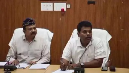 नौगढ़: कलेक्ट्रेट सभागार में जिलाधिकारी डॉ. राजा गणपति आर. की अध्यक्षता में जिला सैनिक कल्याण एवं पुनर्वास समिति की हुई बैठक