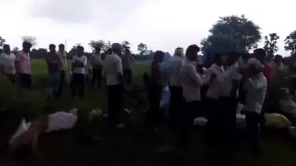 बीना: ग्राम उमरिया के मुक्तिधाम में टीन शेड न होने से बारिश में तिरपाल के सहारे हुआ दाह संस्कार