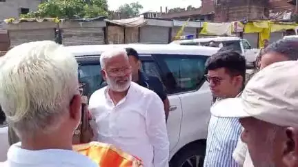 कर्वी: चित्रकूट के बाढ़ प्रभावित क्षेत्र रामघाट पहुंचे जल शक्ति मंत्री, व्यापारियों से की मुलाकात