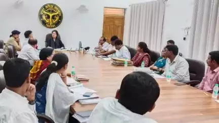 महोबा: कलेक्ट्रेट सभागार में जिलाधिकारी की अध्यक्षता में सभी विभागों की बैठक आयोजित कर की गई समीक्षा