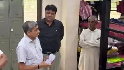 હિંમતનગર: ગાંધીનગર નગરપાલિકાના રીજીયોનલ કમિશ્નર બી.એમ.પટેલે  હિંમતનગરના વિવિધ અસરગ્રસ્ત માર્ગોનું સ્થળ નિરીક્ષણ કર્યું