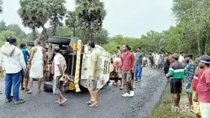 घाटशिला: गालूडीह में केशरपुर मुख्य सड़क पर पलटा मिनी डीजल टैंकर, डीजल लूटने की मची होड़