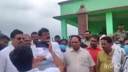 अधौरा: सीकरी गांव में 500 डायरिया के चपेट में आए मरीजों का हुआ इलाज, परिजनों के घर पहुंचे बिहार सरकार के मंत्री
