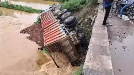 अंबिकापुर: अंबिकापुर में बड़ा हादसा: बक्साइट लोडेड ट्रक पुल से गिरा, चालक और खलासी घायल