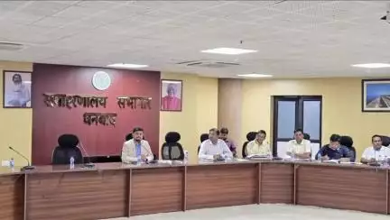 धनबाद/केंदुआडीह: समाहरणालय में उपायुक्त ने की बैठक, सड़क से पाइपलाइन की दूरी व रेस्टोरेशन सर्टिफिकेट के बिना संवेदक को नहीं होगा भुगतान