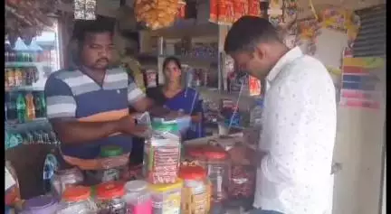 ముంచంగిపుట్టు: మండల కేంద్రంలో పాఠశాలల ఆవరణలో ఉన్న దుకాణాలను తనిఖీ చేసిన ఎస్ఐ రామకృష్ణ -పొగాకు ఉత్పత్తులు అమ్మితే చర్యలు