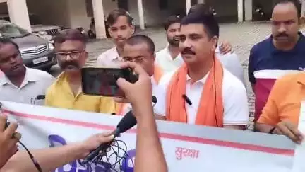 जमशेदपुर दलमा स्थित शिव मंदिर जाने वाला शिव भक्तों से कर वसूली।