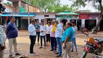 मड़िहान: मड़िहान के पटेहरा कला में जिला पंचायत राज अधिकारी ने निरीक्षण के दौरान शौचालय की साफ-सफाई व गंदगी देख दिए निर्देश