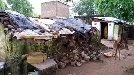 नरवर: पात्र हितग्राही को आवास योजना का लाभ नहीं, जर्जर मकान में रहने को विवश, योजना का लाभ दिलाने की मांग