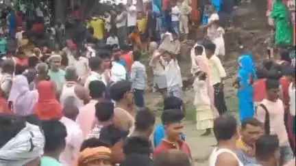डंडारी: मेहा ग्राम में बूढ़ी गंडक नदी के पास नाग पंचमी पर भगत के करतब देखने उमड़ी भीड़