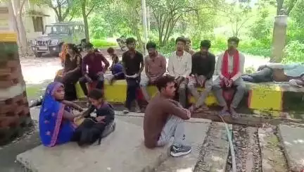 महोबा: चरखारी में हर घर नल योजना में मजदूरों से धोखा, ठेकेदार ने दबाई मजदूरी, डीएम से की गुहार