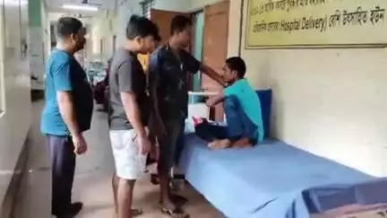 হাড়োয়া: হাড়োয়ায় অসুস্থ ভবঘুরেকে উদ্ধার করে নতুন পোশাক পরিয়ে চিকিৎসার উদ্যোগ স্থানীয় যুবকদের