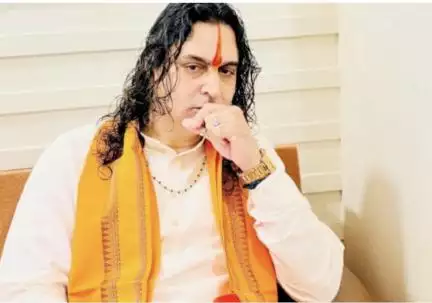 थानेदार की कुर्सी पर बैठे भाजपा विधायक बालमुकुंद आचार्य, अधिकारियों को फटकराते हुए बोले- ‘माथा फोड़ देंगे, ध्यान रखना’