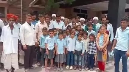 बाड़मेर: रा प्रा वि खान जी का तला में निलंबित मैडम को वापस लगाने की मांग को लेकर  स्कूली बच्चों ने जिला कलेक्टर को सौंपा ज्ञापन
