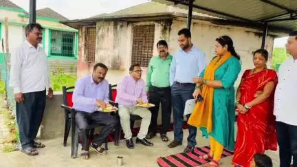 दारू: बीडीओ ने आदर्श मध्य विद्यालय में एमडीएम की गुणवत्ता जांची, इरगा में प्रधानाध्यापिका को विदाई दी गई