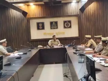 कर्वी: ASP ने सर्किल नगर के थाना बहिलपुरवा, भरतकूप, महिला थाना के विवेचकों का SP कार्यालय में अर्दली रूम किया