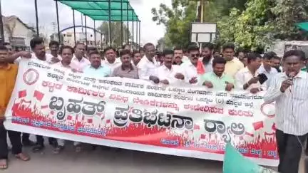 ಕೊಪ್ಪಳ: ಕಲ್ಯಾಣ ಕರ್ನಾಟಕ ನೋಂದಯಿತ ಕಾರ್ಮಿಕರ ಸಂಘ ಜಿಲ್ಲಾ ಘಟಕದಿಂದ ನಗರದಲ್ಲಿ ವಿವಿಧ ಬೇಡಿಕೆ ಈಡೇರಿಸಲು ಒತ್ತಾಯಿಸಿ ಬೃಹತ್ ಪ್ರತಿಭಟನೆ ಮೇರವಣಿಗೆ