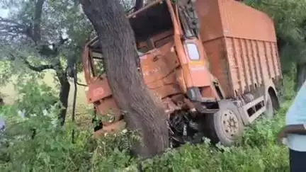 बुलढाणा: नागपूर मुंबई महामार्गावर नागापूर येथे आयशर ट्रकचा अपघात, जीवितहानी नाही
