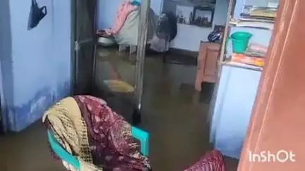 मनोहरपुर: मनोहरपुर-उंधन में घरों में घुसा पानी, जल निकासी के लिए जेसीबी से नाली बनाई गई