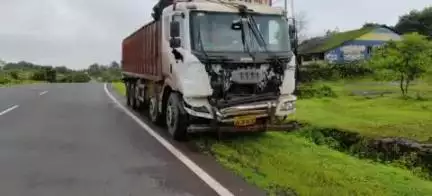 रत्नागिरी: निवळी- गणपतीपुळे मार्गावरील नरबे फाट्याजवळ भीषण अपघातात ट्रक- टेम्पोच्या धडकेत तिघेजण जखमी