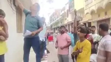 सिकंदरपुर: नगर में चल रहे स्मार्ट मीटर लगाने के अभियान के दौरान आप नेता व बिजली विभाग की टीम आमने-सामने