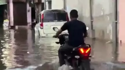 झांसी: ताजकंपाउंड में नालों की सफाई न होने पर बारिश के बाद सड़कों और घरों में भरा पानी क्षेत्रवासी हो रहे परेशान #jansamasya