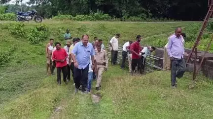 মঙলদৈ ভাগ: জনৰামচৌকাৰ শাক তোলা নৈৰ ওপৰত থকা শ্লুইচ গেট পৰিদৰ্শন কৰে বিধায়ক বসন্ত দাসে