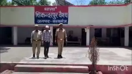 पटियाली: सिकंदरपुर वैश्य थाना पुलिस ने नादरमई चौराहा से जिला बदर अपराधी को किया गिरफ्तार