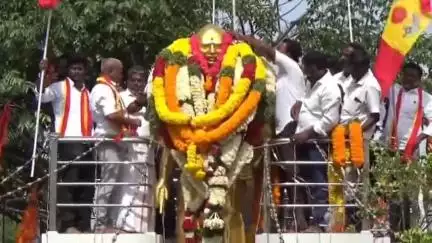 திண்டுக்கல் கிழக்கு: நகரில் உள்ள காமராஜரின் சிலையில் இருந்த மாலையை கழட்டி தூக்கி எறிந்த தவெக நிர்வாகிகள் - சமத்துவ மக்கள் கழகம் கண்டனம்