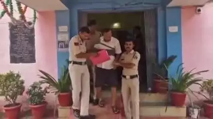 बिंद्रानवागढ़ गरियाबंद: गरियाबंद जिले में छुरा पुलिस ने स्कूल में छात्राओं के साथ बेड टच छेड़छाड़ करने वाले प्रिंसिपल को किया गिरफ्तार