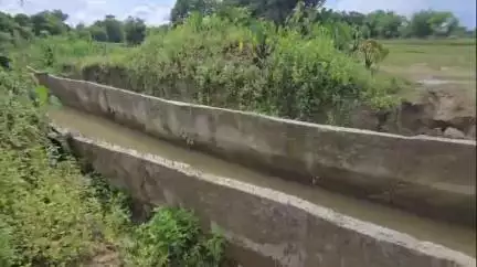 তিনিচুকীয়া: চিকিৎসা মহাবিদ্যালয়ৰ নৱনিৰ্মিত ড্ৰেইনত ব্যৱহৃত সামগ্ৰী পথাৰত পেলোৱাত বিপাঙত পৰিছে লোহাৰী বঙালীৰ খেতিয়কসকল #jansamasya