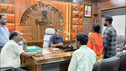 गिरिडीह: डीसी रामनिवास यादव ने जनता दरबार में सुनी लोगों की समस्याएं, अधिकारियों को उचित कार्रवाई के दिए निर्देश