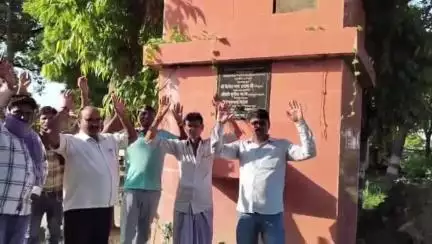 सगड़ी: कप्तानगंज स्थित प्राचीन पंचदेव मंदिर में आरओ प्लांट खराब होने से परेशान ग्रामीणों ने किया विरोध प्रदर्शन #jansamasya