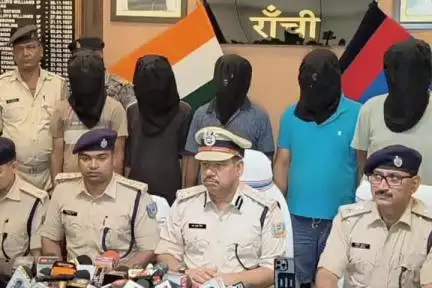 कांके: मोरहाबादी स्थित बापू वाटिका के पास पुलिस ने ब्राउन शुगर के साथ पाँच लोगों को किया गिरफ्तार