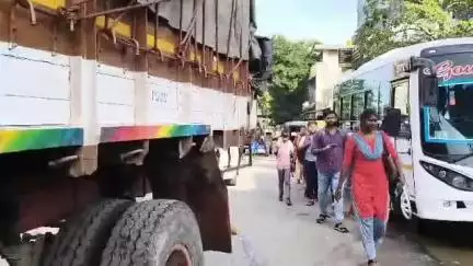 திருவொற்றியூர்: பள்ளி நேரத்தில் ஆணையர் உத்தரவை மீறி வந்த கனராக வாகனம் - மாட்டு மந்தை பகுதியில் பரபரப்பு #localissue