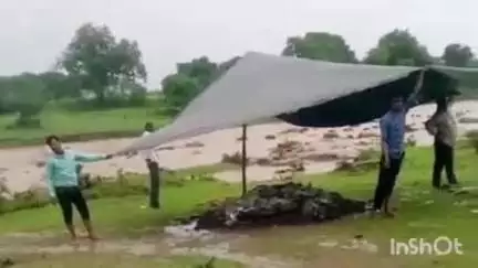 करेरा: कालीपहाड़ी में बारिश के बीच तिरपाल लगाकर किया अंतिम संस्कार, सरपंच ने श्मशान बनवाने का प्रस्ताव 3 बार भेजा