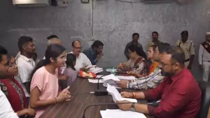 मुंगेली: जिले के दो मत्स्य पालकों को केसीसी योजना के तहत मिला 4 लाख का चेक, जनदर्शन में कलेक्टर ने सुनी समस्याएं