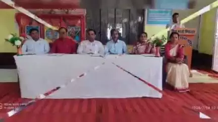 आंवला: आंवला के सरस्वती विद्या मंदिर में वेश प्रतियोगिता, छात्रों ने दिखाई अपनी प्रतिभा