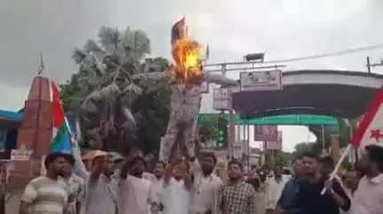 कवर्धा: पीडब्लूडी परीक्षा में धांधली के विरोध में एनएसयूआई ने सिग्नल चौक में फूंका मुख्यमंत्री विष्णु देव साय का पुतला