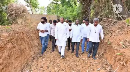 అనకాపల్లి మండలంలోని సాగునీటి కాలువలను పరిశీలించిన ఎమ్మెల్యే కొణతాల రామకృష్ణ