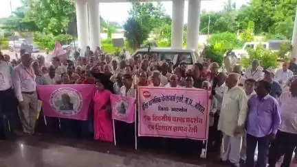 खरगौन: पेंशन नियमों में संशोधन के खिलाफ पेंशनभोगियों का जोरदार प्रदर्शन