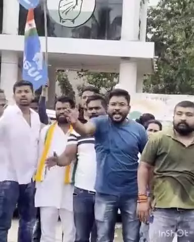जगदलपुर: NSUI ने राजीव भवन के सामने मुख्यमंत्री का पुतला फूंका, पुलिस के साथ जमकर हुई झूमा-झटकी